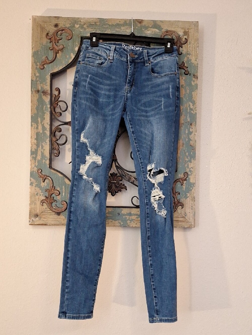 🔥🔥CLEARANCE🔥🔥 Resfeber Women's Medium Blue Distressed Skinny Jeans. Size 2